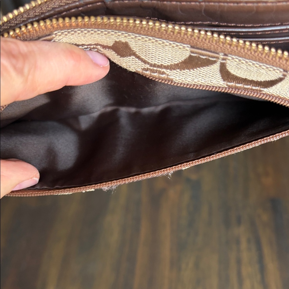 Coach Signature strip Zippy Wallet/Wristlet NEVER USED! - Picture 6 of 14